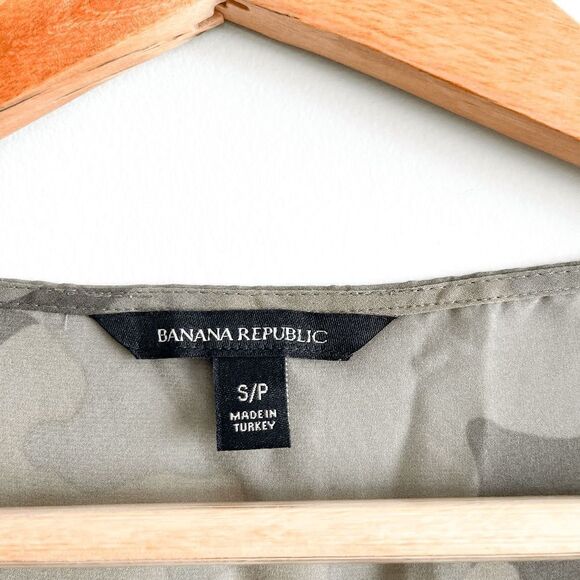 Banana Republic Women's Blouse Camo Long Bell Sleeves Top Green Size Small - Picture 4 of 8